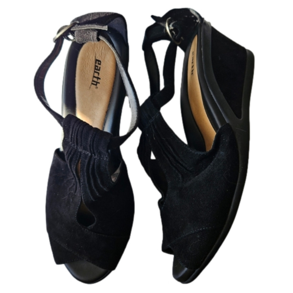 EARTH Caper Suede Wedge EUC